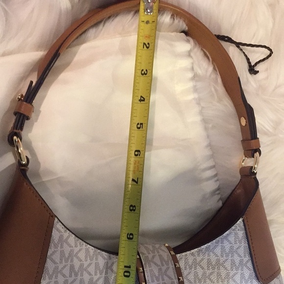 Michael Kors Lillian Vanilla Medium Shoulder Bag - Picture 14 of 17